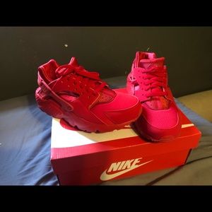 Nike huaraches size 6.5Y NEVER WORN.